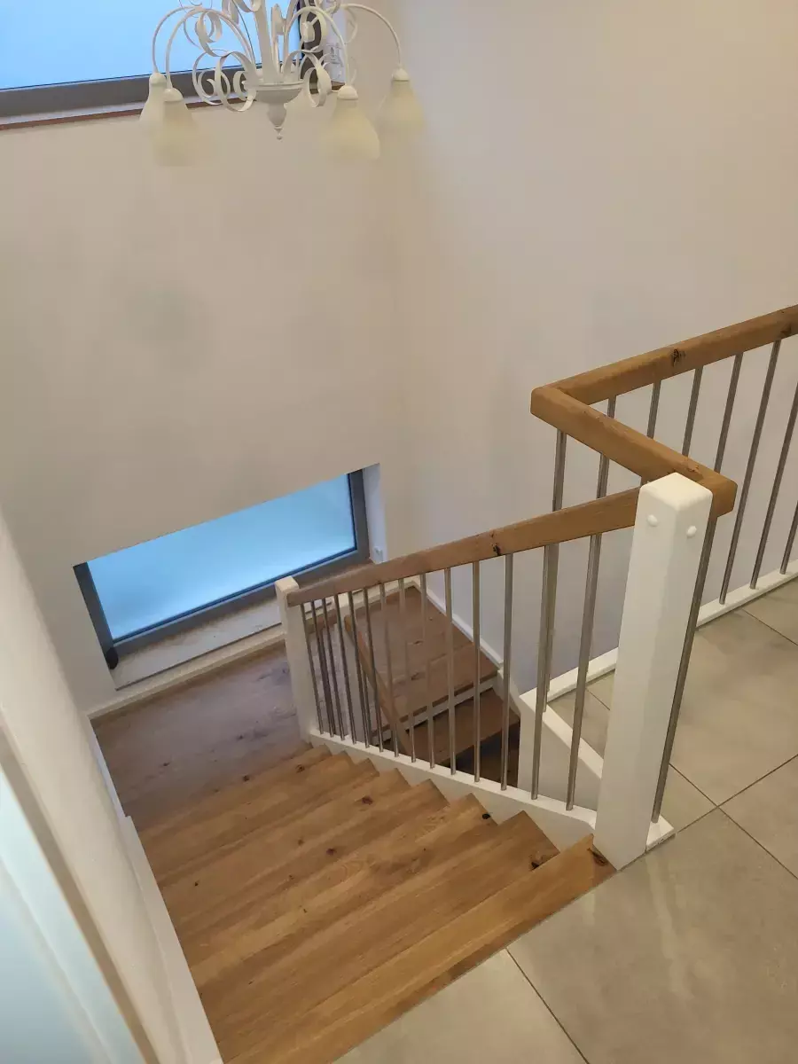 Holztreppe mit Stahlelementen von Schreinerei Bodner